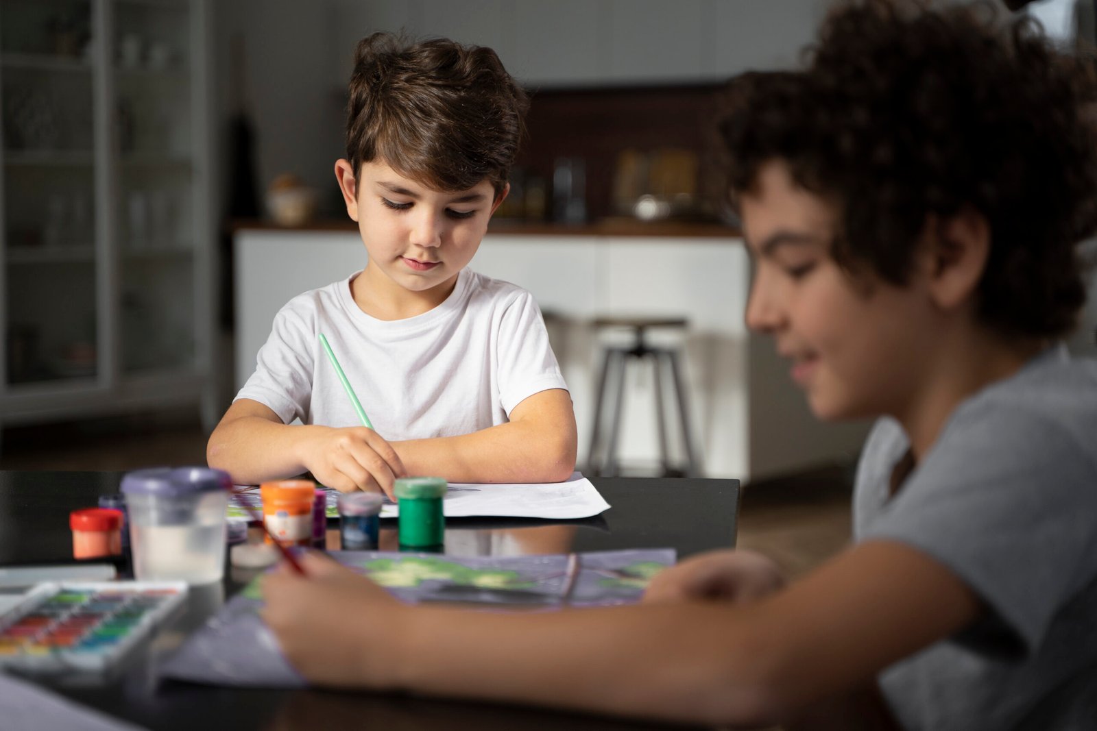 young-kids-painting-with-watercolor